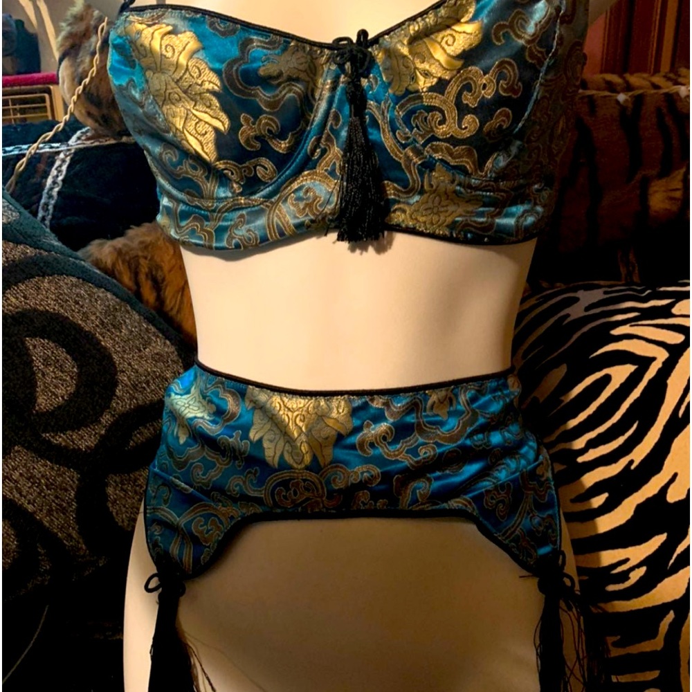 LINGERIE SET, bra & garter belt. Absolutely stunning forest green, gold, & black